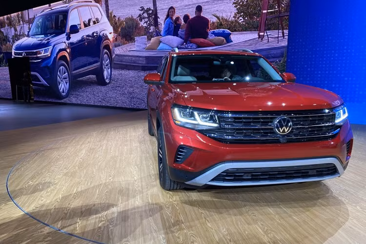 Nằm hai bên lưới tản nhiệt mới là cụm đèn pha LED đã được thiết kế lại, tích hợp dải đèn LED định vị ban ngày đặc trưng của thương hiệu Volkswagen. Ngoài ra, Volkswagen Atlas 2021 còn được thay đổi mắt lưới ở hốc gió trước. Riêng hốc gió trên cản trước được bao quanh bởi viền sơn màu tương phản với thân xe.