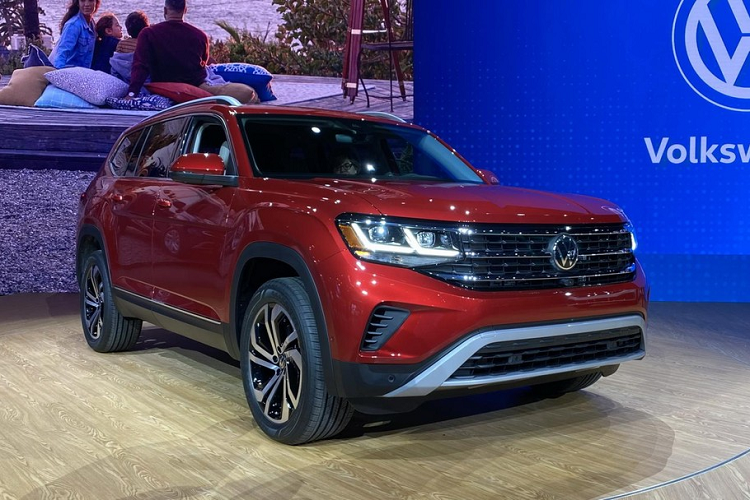 Trong triển lãm Ô tô Chicago 2020 hiện đang diễn ra tại Mỹ, hãng Volkswagen đã bất ngờ vén màn phiên bản nâng cấp của dòng SUV 7 chỗ Atlas. Được lắp ráp tại nhà máy của Volkswagen tại Chattanooga, bang Tennessee, Mỹ, cùng với Passat và Atlas Cross Sport, Volkswagen Atlas 2021 mới dự kiến sẽ có mặt trên thị trường vào mùa xuân năm nay.