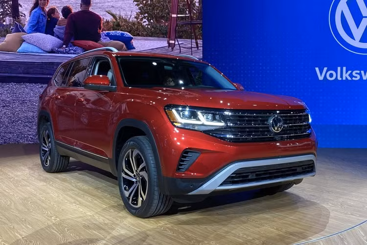 Trong triển lãm Ô tô Chicago 2020 hiện đang diễn ra tại Mỹ, hãng Volkswagen đã bất ngờ vén màn phiên bản nâng cấp của dòng SUV 7 chỗ Atlas. Được lắp ráp tại nhà máy của Volkswagen tại Chattanooga, bang Tennessee, Mỹ, cùng với Passat và Atlas Cross Sport, Volkswagen Atlas 2021 mới dự kiến sẽ có mặt trên thị trường vào mùa xuân năm nay.