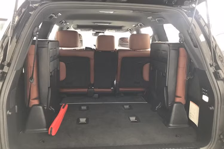 Nội thất của Lexus LX570 Super Sport 2021 rất cao cấp và tiện nghi với bọc da bò đắt tiền, màn hình trung tâm 12,3 inch, dàn âm thanh Mark Levinson 19 loa, 2 màn hình lớn cho hàng ghế sau, đầu DVD 3 màn hình tai nghe điều khiển, hệ thống điều hòa tự động 3 dàn...