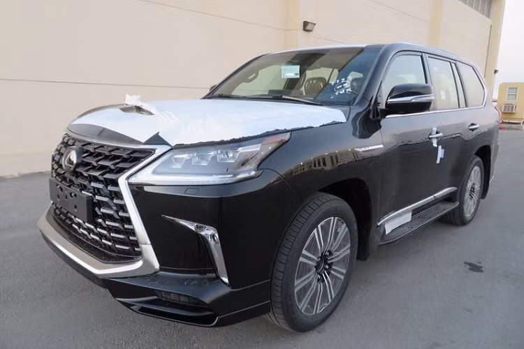 Mẫu SUV hạng sang Lexus LX 570 Super Sport S 2021 mới vốn được phát triển riêng cho thị trường Trung Đông nhưng giới nhà giàu ở Việt Nam cũng rất hứng thú với mẫu xe này. LX570 Super Sport S 2021 thật ra chỉ có một vài nâng cấp ở ngoại thất so với bản cũ, xe được nhập về chủ yếu với hai màu đen và trắng.