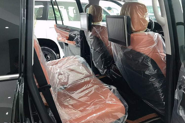 Những chi tiết còn lại của chiếc SUV siêu sang vẫn giống như trước, bao gồm cản sau có cặp hình thang ngược được ốp crôm tạo hình ống xả giả, mâm xe 21 inch, đèn pha LED, đèn ngày LED, đèn hậu LED, gương chiếu hậu...