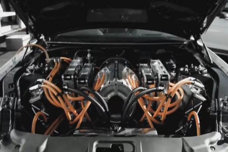 Tuy nhiên, các thông tin về cấu tạo động cơ, dung lượng pin hay phạm vi di chuyển hiện vẫn còn là các dấu hỏi chưa được giải đáp bởi hãng xe Mỹ. Thay vào đó, Ford Performance hiện mới chỉ đăng tải một đoạn video dài 16 giây để giới thiệu chớp nhoáng về phiên bản này.