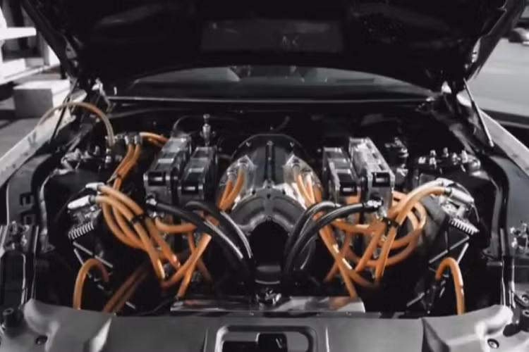 Tuy nhiên, các thông tin về cấu tạo động cơ, dung lượng pin hay phạm vi di chuyển hiện vẫn còn là các dấu hỏi chưa được giải đáp bởi hãng xe Mỹ. Thay vào đó, Ford Performance hiện mới chỉ đăng tải một đoạn video dài 16 giây để giới thiệu chớp nhoáng về phiên bản này.