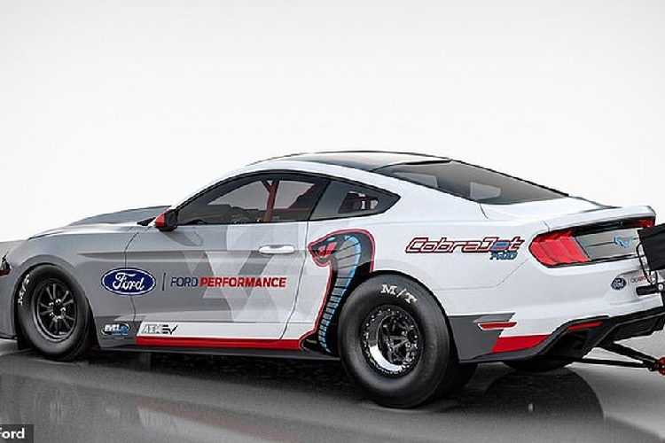 Để điểm qua về lịch sử, trong vòng hơn nửa thế kỉ qua, cái tên Ford Mustang Cobra Jet vốn dĩ gắn liền với những chiếc drag-racer Mustang, dòng xe đua sở hữu tốc độ “hủy diệt” trên đường thẳng.