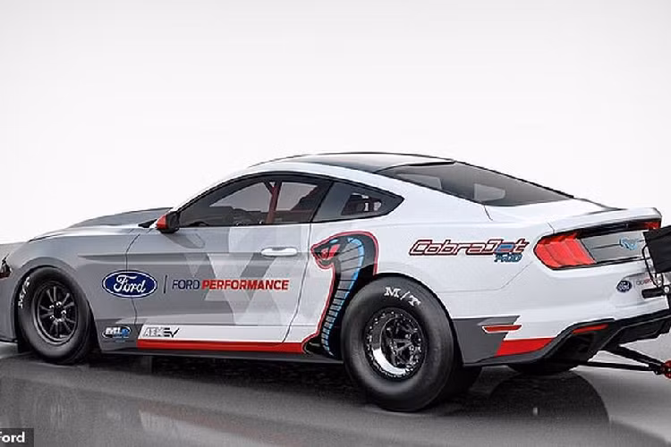 Để điểm qua về lịch sử, trong vòng hơn nửa thế kỉ qua, cái tên Ford Mustang Cobra Jet vốn dĩ gắn liền với những chiếc drag-racer Mustang, dòng xe đua sở hữu tốc độ “hủy diệt” trên đường thẳng.