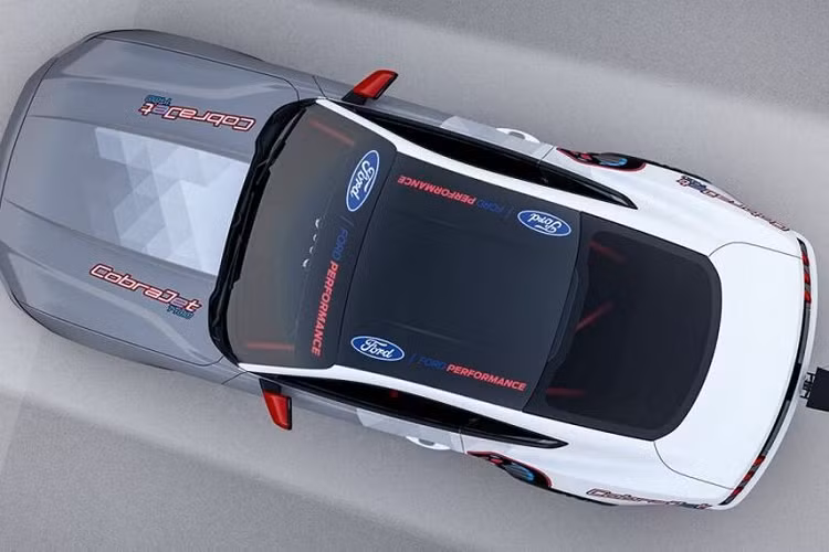 Và với phiên bản mới nhất - Mustang Cobra Jet 1400 mới cùng hệ dẫn động EV mạnh mẽ, mẫu xe đua này được Ford xác nhận đi kèm với khối sức mạnh 1400 mã và gần 1500 Nm mô-men xoắn cực đại. Trang bị này giúp “siêu phẩm” mới nhà Ford hoàn thành đường chạy 400 m chỉ trong dưới 8 giây và ở tốc độ 270 km/h.