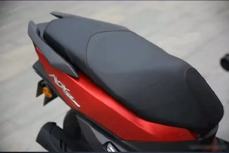 Bảng đồng hồ của xe là màn hình kỹ thuật số LCX đơn sắc, cổng sạc USB cho thiết bị di động, cốp có thể chứa mũ bảo hiểm 3/4.