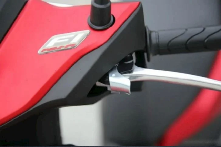 Về mặt trang bị, Honda NX125 gây ấn tượng với cụm đèn pha đôi dạng LED có tạo hình mạnh mẽ, cùng với đó là dải đèn LED định vị chạy dọc heo viền trên của đèn pha, phía sau là đèn hậu 2 tầng.