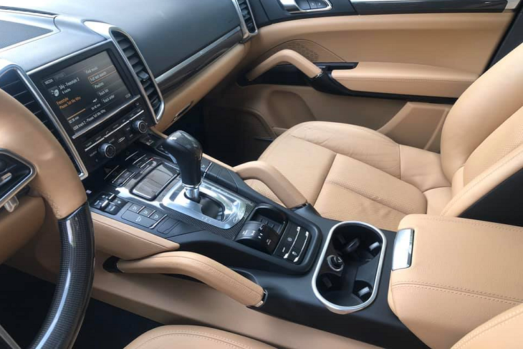 Hệ thống âm thanh vòm cao cấp Bose 14 loa có công suất 585 watt. Hệ thống điều hòa không khí tự động với bộ cảm biến chất lượng không khí và bộ lọc bụi bằng sợi carbon hoạt tính.