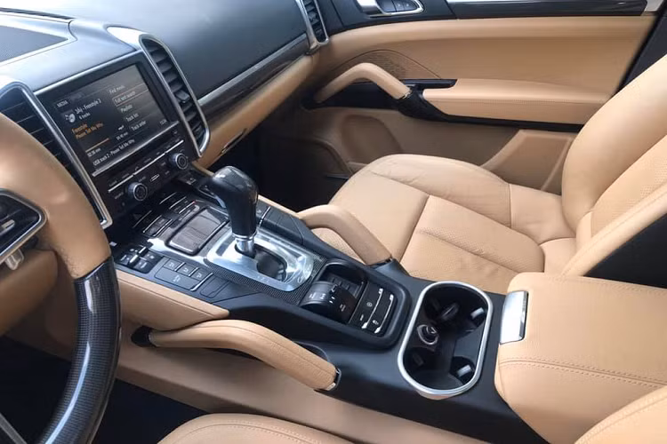 Hệ thống âm thanh vòm cao cấp Bose 14 loa có công suất 585 watt. Hệ thống điều hòa không khí tự động với bộ cảm biến chất lượng không khí và bộ lọc bụi bằng sợi carbon hoạt tính.