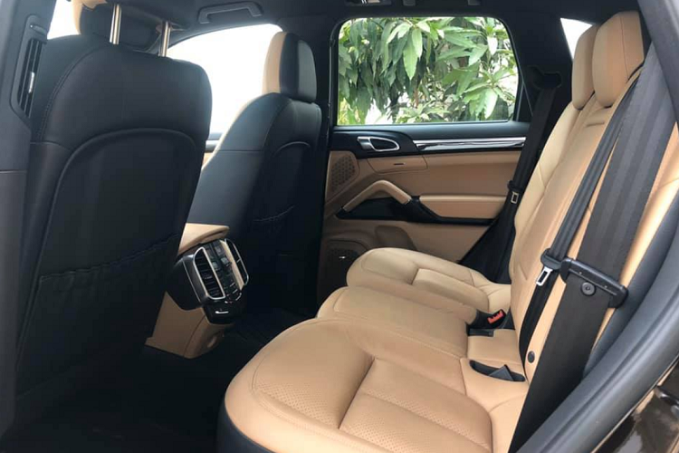 Cayenne 2015 trang bị hệ thống quản lý liên lạc Porsche với chức năng định vị hiển thị 3D, màn hình hiển thị 7 inch độ phân giải cao, radio với bộ dò đài kép, đầu đọc CD/DVD đơn với chức năng đọc MP3, cổng kết nối đa phương tiện và USB.