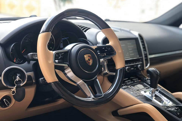 Porsche Cayenne sử dụng động cơ V6 dung tích 3,6 lít, có khả năng sinh công suất 420 mã lực mô-men xoắn cực đại 550 Nm tại vòng tua 6.000 vòng/phút. Xe có khả năng tăng tốc từ 0-100 km/h trong 5,5 giây và tốc độ tối đa đạt 259 km/h. Mức tiêu hao nhiên liệu trung bình trên đường kết hợp nằm ở mức 9,8 lít/100 km.