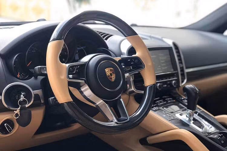 Porsche Cayenne sử dụng động cơ V6 dung tích 3,6 lít, có khả năng sinh công suất 420 mã lực mô-men xoắn cực đại 550 Nm tại vòng tua 6.000 vòng/phút. Xe có khả năng tăng tốc từ 0-100 km/h trong 5,5 giây và tốc độ tối đa đạt 259 km/h. Mức tiêu hao nhiên liệu trung bình trên đường kết hợp nằm ở mức 9,8 lít/100 km.