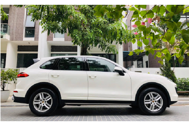 Ở thời điểm ra mắt vào năm 2015, giá xe Porsche Cayenne S có mức bán ra chính hãng là 4,3 tỷ đồng, chưa kể chi phí ra biển. Sau 5 năm sử dụng, hiện xe đang được rao bán với mức giá 3 tỷ đồng tại TP HCM.