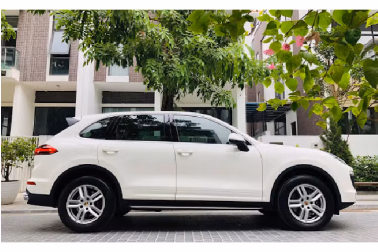 Ở thời điểm ra mắt vào năm 2015, giá xe Porsche Cayenne S có mức bán ra chính hãng là 4,3 tỷ đồng, chưa kể chi phí ra biển. Sau 5 năm sử dụng, hiện xe đang được rao bán với mức giá 3 tỷ đồng tại TP HCM.