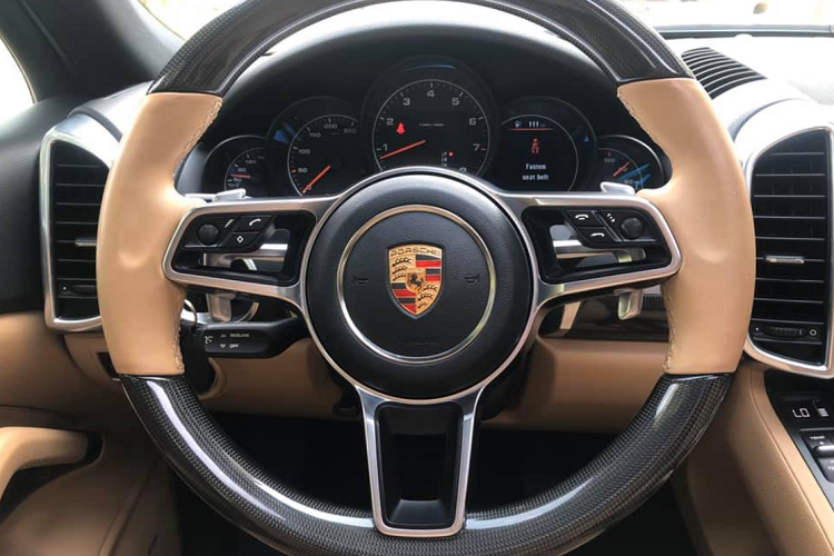 Sau 5 năm sử dụng, các hàng ghế trên xe vẫn được chủ sử dụng kỹ cũng như bảo quản gần như mới. Không gian hàng ghế phía sau của chiếc SUV rộng rãi, thoải mái cho 3 người lớn ngồi.