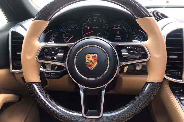 Sau 5 năm sử dụng, các hàng ghế trên xe vẫn được chủ sử dụng kỹ cũng như bảo quản gần như mới. Không gian hàng ghế phía sau của chiếc SUV rộng rãi, thoải mái cho 3 người lớn ngồi.