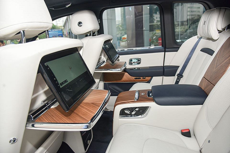 Giá xe Rolls-Royce Cullinan không chính hãng khoảng hơn 40 tỷ, tuy nhiên chủ sở hữu phải chi một số tiền khủng trên 46 tỷ mới có thể cho mẫu SUV siêu sang lăn bánh trên đường với chiếc biển trắng. Khá thú vị là chiếc Rolls-Royce Cullinan mới nhập cảnh về Hà Nội lại có ngoại thất và nội thất tông xuyệt tông màu trắng.