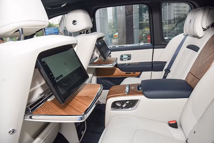 Giá xe Rolls-Royce Cullinan không chính hãng khoảng hơn 40 tỷ, tuy nhiên chủ sở hữu phải chi một số tiền khủng trên 46 tỷ mới có thể cho mẫu SUV siêu sang lăn bánh trên đường với chiếc biển trắng. Khá thú vị là chiếc Rolls-Royce Cullinan mới nhập cảnh về Hà Nội lại có ngoại thất và nội thất tông xuyệt tông màu trắng.