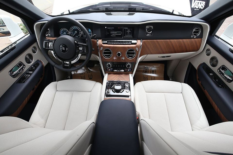 Dù không rõ đây là chiếc SUV Rolls-Royce Cullinan thứ bao nhiêu tại Việt Nam nhưng có thể khẳng định mẫu xe này thuộc diện mới toanh dựa theo số đồng hồ công tơ mét của xe chỉ mới lăn bánh khoảng 48 km. Hình ảnh của chiếc Rolls-Royce Cullinan này được một công ty nhập khẩu xe sang ở Hà Nội chia sẻ nên nhiều khả năng xe được nhập khẩu không chính hãng.