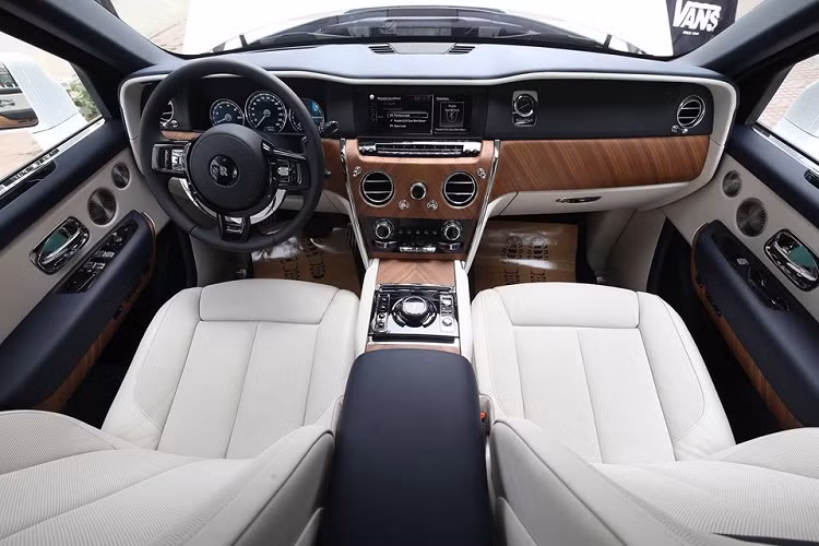 Dù không rõ đây là chiếc SUV Rolls-Royce Cullinan thứ bao nhiêu tại Việt Nam nhưng có thể khẳng định mẫu xe này thuộc diện mới toanh dựa theo số đồng hồ công tơ mét của xe chỉ mới lăn bánh khoảng 48 km. Hình ảnh của chiếc Rolls-Royce Cullinan này được một công ty nhập khẩu xe sang ở Hà Nội chia sẻ nên nhiều khả năng xe được nhập khẩu không chính hãng.