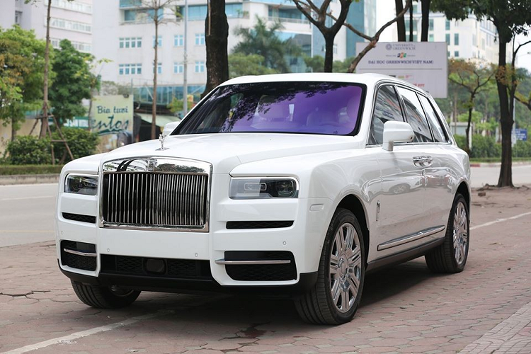 Sự có mặt đầy bất ngờ của chiếc Rolls-Royce Cullinan tại Hà Nội đã khiến giới đam mê xe không biết đây là chiếc Rolls-Royce Cullinan thứ mấy tại Việt Nam. Những chiếc Rolls-Royce Cullinan về nước trước đó khá bí ẩn một phần do chủ sở hữu là những doanh nhân thành đạt ngại lộ mặt trên truyền thông.