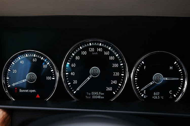 Rolls-Royce Cullinan hiện đang là 1 trong những chiếc SUV được nhiều người săn đón nhất. Tất nhiên là khi bỏ ra số tiền hơn 2 triệu đô la, khách hàng Việt sẽ nhận về một chiếc xe được mệnh danh là an toàn, êm ái và sở hữu nhiều công nghệ tiên tiến nhất của ngành công nghiệp ô tô thế giới.