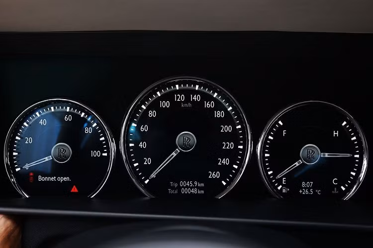 Rolls-Royce Cullinan hiện đang là 1 trong những chiếc SUV được nhiều người săn đón nhất. Tất nhiên là khi bỏ ra số tiền hơn 2 triệu đô la, khách hàng Việt sẽ nhận về một chiếc xe được mệnh danh là an toàn, êm ái và sở hữu nhiều công nghệ tiên tiến nhất của ngành công nghiệp ô tô thế giới.