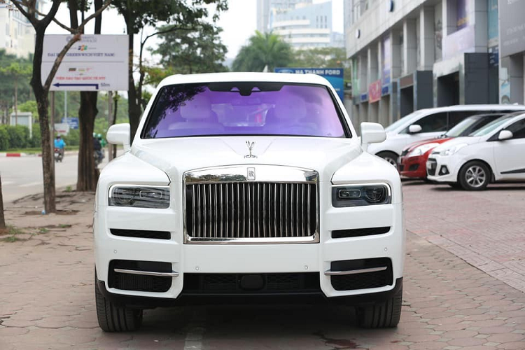 Bất chấp Covid-19 đang hoành hành, một chiếc SUV siêu sang Rolls-Royce Cullinan mới toanh vẫn xuất hiện trên vỉa hè Hà Nội.