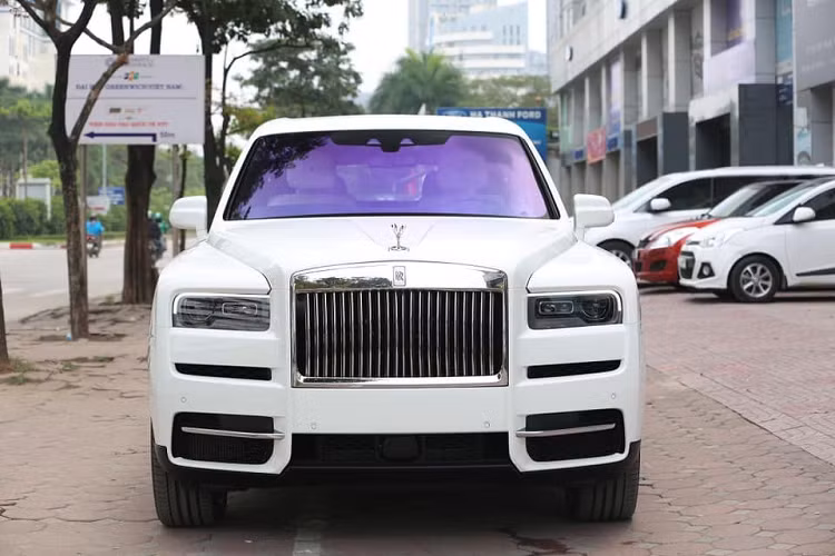 Bất chấp Covid-19 đang hoành hành, một chiếc SUV siêu sang Rolls-Royce Cullinan mới toanh vẫn xuất hiện trên vỉa hè Hà Nội.