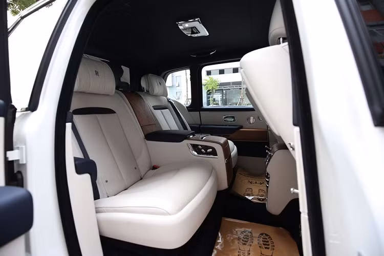 Tuy hình ảnh những chiếc Rolls-Royce Cullinan không còn quá xa lạ với giới chơi xe Việt nhưng nó vẫn mang trong mình một vẻ đẹp "quý tộc" mà không thể lẫn vào đâu được so với các mẫu xe SUV siêu sang trong cùng phân khúc hay các dòng xe siêu sang trong gia đình Rolls-Royce.