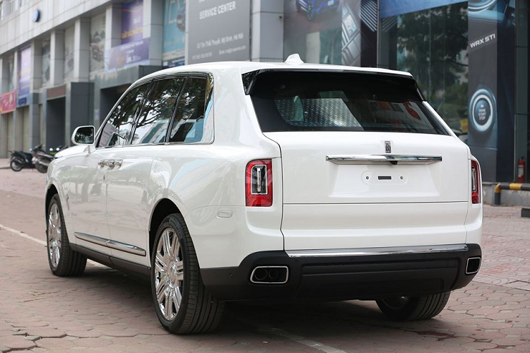 SUV siêu sang Rolls-Royce Cullinan được trang bị động cơ V12, tăng áp kép, dung tích 6.75 lít, sản sinh công suất tối đa 563 mã lực và mô-men xoắn cực đại 850 Nm tại vòng tua máy 1.600 vòng/phút. Động cơ của Rolls-Royce Cullinan được trang bị hộp số tự động ZF 8 cấp, hệ dẫn động 4 bánh toàn thời gian và đánh lái 4 bánh hoàn toàn mới.