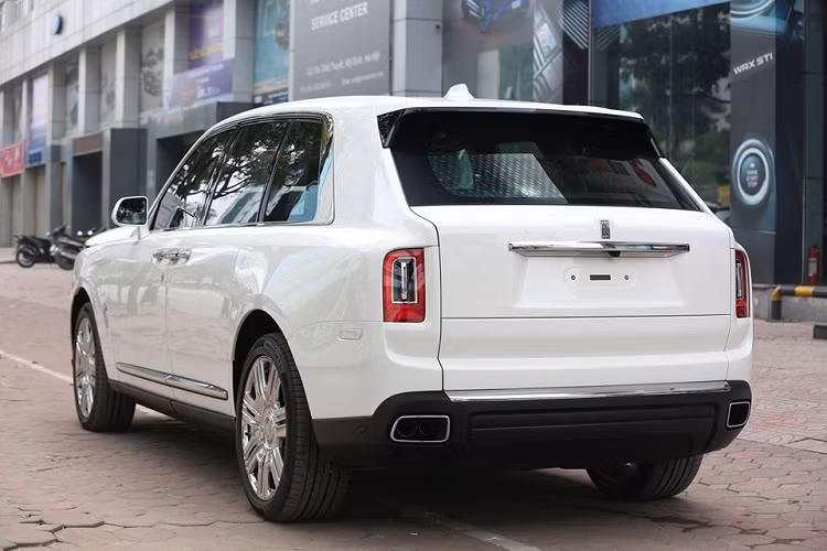SUV siêu sang Rolls-Royce Cullinan được trang bị động cơ V12, tăng áp kép, dung tích 6.75 lít, sản sinh công suất tối đa 563 mã lực và mô-men xoắn cực đại 850 Nm tại vòng tua máy 1.600 vòng/phút. Động cơ của Rolls-Royce Cullinan được trang bị hộp số tự động ZF 8 cấp, hệ dẫn động 4 bánh toàn thời gian và đánh lái 4 bánh hoàn toàn mới.