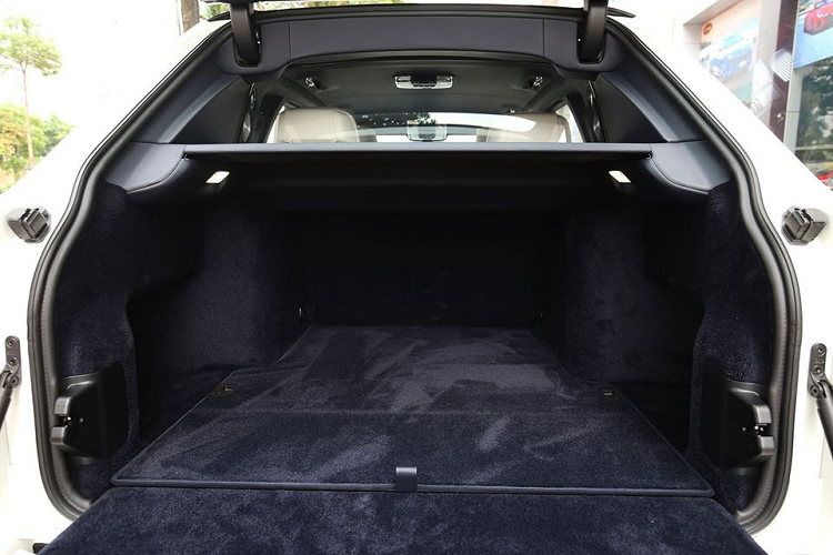 Chiếc SUV siêu sang Rolls-Royce Cullinan mới xuất hiện trên vỉa hè tại Hà Nội thuộc phiên bản 4 chỗ ngồi, điều này đồng nghĩa ở hàng ghế sau sẽ chỉ có hai ghế ngồi kiểu độc lập và thương gia theo gói tuỳ chọn Individual Seat. Ở giữa hai hàng ghế này có bệ tỳ tay, tủ lạnh, hai chiếc ly và rượu champagne cùng một số tuỳ chọn khác. Phía sau hàng ghế thương gia này còn có một tấm kính để ngăn cách với khoang hành lý.