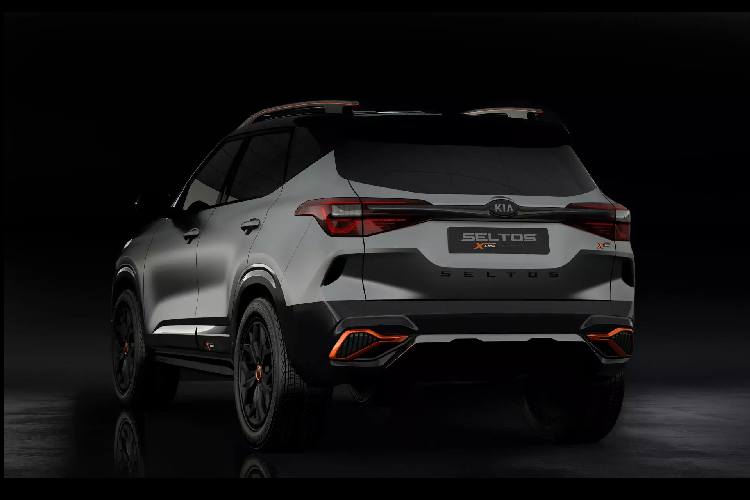 Nội thất Sonet hiện tại mới chỉ được hãng xe ôtô Kia miêu tả là sở hữu không gian rộng rãi hàng đầu phân khúc cùng những tính năng không thường thấy ở mức giá của mình, chẳng hạn màn giải trí 10,25 inch tích hợp hệ thống định vị hay dàn loa Bose cao cấp để thu hút các khách hàng trẻ đam mê công nghệ.