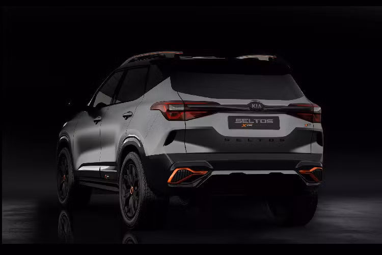 Nội thất Sonet hiện tại mới chỉ được hãng xe ôtô Kia miêu tả là sở hữu không gian rộng rãi hàng đầu phân khúc cùng những tính năng không thường thấy ở mức giá của mình, chẳng hạn màn giải trí 10,25 inch tích hợp hệ thống định vị hay dàn loa Bose cao cấp để thu hút các khách hàng trẻ đam mê công nghệ.