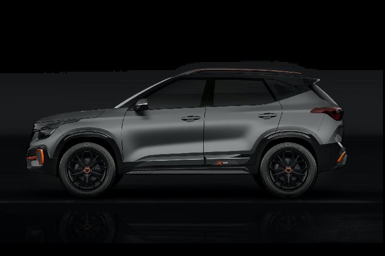 Về phần Seltos X-Line, đây là phiên bản sở hữu thiết kế mạnh bạo hơn hẳn bản gốc cũng nhắm mục tiêu thu hút nhóm đối tượng trên. Nhìn qua ảnh ta có thể thấy tản nhiệt và cản trước/sau xe đã được làm mới hoàn toàn với các chi tiết mang 2 tông màu đen – cam.