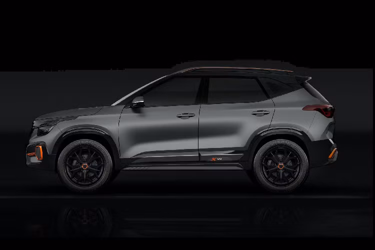 Về phần Seltos X-Line, đây là phiên bản sở hữu thiết kế mạnh bạo hơn hẳn bản gốc cũng nhắm mục tiêu thu hút nhóm đối tượng trên. Nhìn qua ảnh ta có thể thấy tản nhiệt và cản trước/sau xe đã được làm mới hoàn toàn với các chi tiết mang 2 tông màu đen – cam.