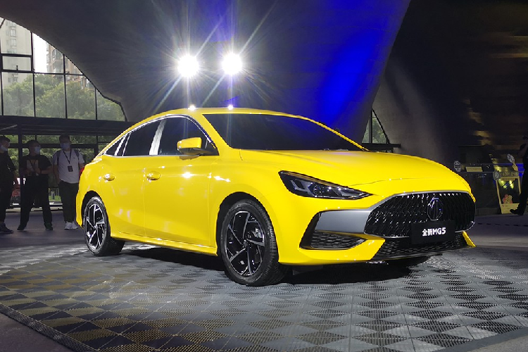 Bên trong mẫu sedan cỡ C này là không gian nội thất đặc trưng của xe MG. Nội thất được bọc da hai màu đỏ - đen tương phản. Trong đó, ghế và mặt táp-lô đều được bọc da màu đỏ khá rực.