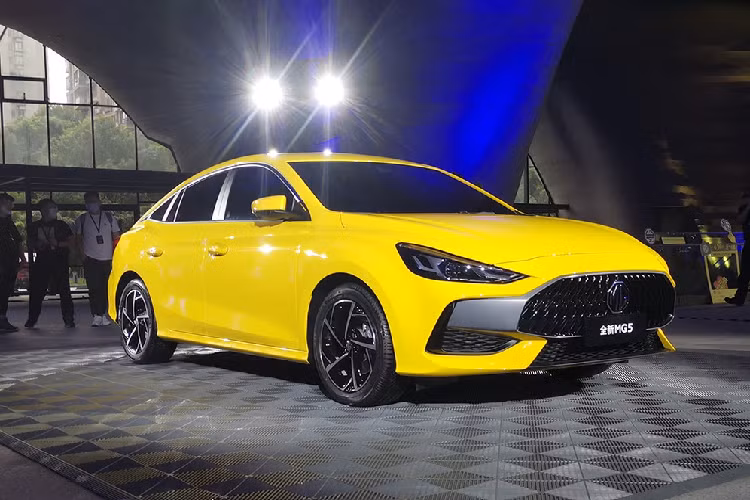 Bên trong mẫu sedan cỡ C này là không gian nội thất đặc trưng của xe MG. Nội thất được bọc da hai màu đỏ - đen tương phản. Trong đó, ghế và mặt táp-lô đều được bọc da màu đỏ khá rực.