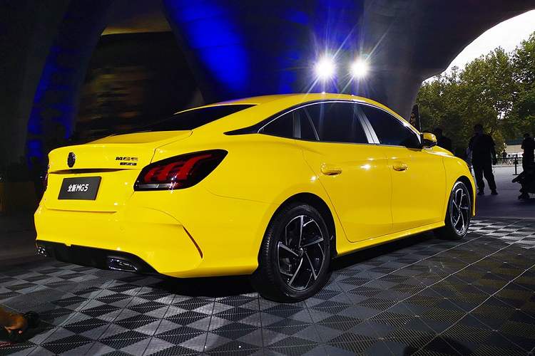 Tương tự những mẫu xe MG khác, MG5 2021 cũng được trang bị vô lăng 3 chấu, màn hình thông tin giải trí nằm độc lập trên mặt táp-lô và bên dưới là 2 cửa gió điều hòa. Đằng sau vô lăng còn có bảng đồng hồ kỹ thuật số tương tự MG Linghang.