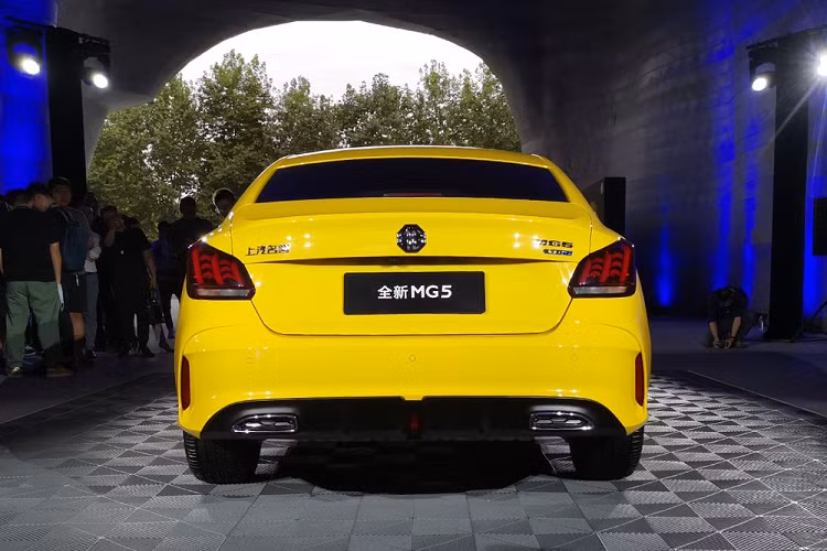 Nguồn cung cấp sức mạnh cho MG5 2021 là khối động cơ xăng 4 xi-lanh, dung tích 1,5 lít với công suất tối đa 120 mã lực. Thứ hai là động cơ xăng tăng áp, dung tích 1,5 lít, tạo ra công suất tối đa 173 mã lực. Dự kiến, MG5 2021 sẽ chính thức được giới thiệu với công chúng trong triển lãm Ô tô Bắc Kinh 2020 khai mạc vào ngày 26/9 tới đây. Hiện giá xe MG5 thế hệ mới vẫn chưa được công bố.