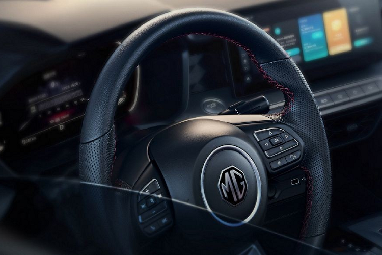 Bên sườn, MG5 2021 gây ấn tượng bằng nóc dốc về phía sau và đường vai xe cao hơn trước. Xe sẽ dùng vành la-zăng có đường kính 16 inch trước và 17 inch sau. Đằng sau, MG5 2021 cũng được trang bị cụm đèn hậu hình móng vuốt lấy cảm hứng từ người anh em MG6. Ngoài ra, mẫu sedan cỡ C này còn được trang bị cửa cốp sau tích hợp cánh gió nhỏ và 2 ống xả hai bên.