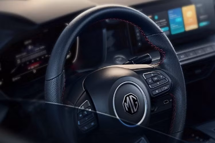 Bên sườn, MG5 2021 gây ấn tượng bằng nóc dốc về phía sau và đường vai xe cao hơn trước. Xe sẽ dùng vành la-zăng có đường kính 16 inch trước và 17 inch sau. Đằng sau, MG5 2021 cũng được trang bị cụm đèn hậu hình móng vuốt lấy cảm hứng từ người anh em MG6. Ngoài ra, mẫu sedan cỡ C này còn được trang bị cửa cốp sau tích hợp cánh gió nhỏ và 2 ống xả hai bên.