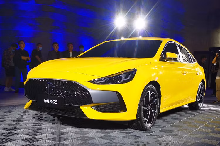 Sau Trung Quốc, mẫu sedan cỡ C này dự kiến sẽ được bày bán tại cả thị trường Đông Nam Á nhưng chưa rõ có về Việt Nam hay không. Vào hồi tháng 7/2020, thương hiệu MG cũng đã thâm nhập thị trường Việt Nam với 2 mẫu xe ZS và HS. Trong đó, MG ZS có giá dao động từ 518 - 639 triệu đồng, cạnh tranh với Ford EcoSport, Hyundai Kona, Kia Seltos và Honda HR-V. Giá bán tương ứng của MG HS là từ 788 - 999 triệu đồng, cạnh tranh với Honda CR-V, Mazda CX-5 và Hyundai Tucson.
