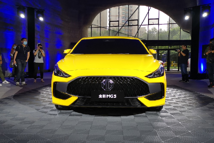Bên ngoài, MG5 2021 được áp dụng ngôn ngữ thiết kế mới của thương hiệu gốc Anh quốc. Ngoài MG5 mới, ngôn ngữ thiết kế này cũng đã được dùng cho mẫu sedan MG6 và SUV Linghang. Do đó, MG5 2021 cũng sở hữu thiết kế đầu xe khiến người ta liên tưởng đến ôtô hạng sang Maserati.