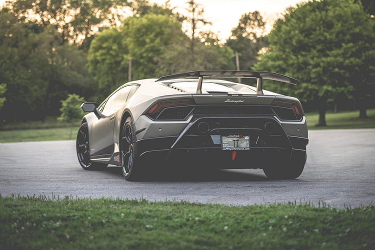 Gói Alpha 9 có thể được lắp đặt bởi AMS Performance hoặc tại các nơi được chứng nhận bởi AMS Performance và chỉ mất vài ngày để lắp đặt. Giá gói độ Lamborghini Huracan này ở mức 41.999,95 USD, bao gồm cả tiền công lắp đặt trên chiếc siêu xe Ý này.