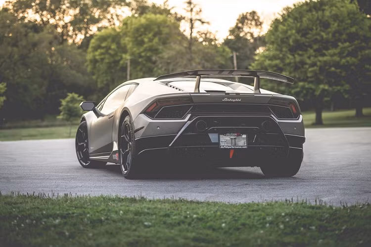 Gói Alpha 9 có thể được lắp đặt bởi AMS Performance hoặc tại các nơi được chứng nhận bởi AMS Performance và chỉ mất vài ngày để lắp đặt. Giá gói độ Lamborghini Huracan này ở mức 41.999,95 USD, bao gồm cả tiền công lắp đặt trên chiếc siêu xe Ý này.