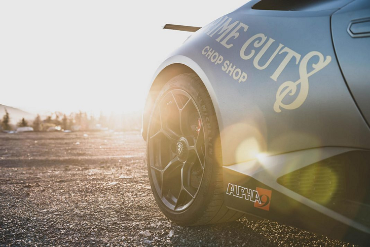 Bằng cách thêm cảm ứng cưỡng bức, AMS Performance đã tìm cách tạo ra 900 mã lực từ động cơ V10 của Lamborghini khi chạy bằng nhiên liệu xăng 93 octan. Để đạt được điều này, AMS Performance đã lắp đặt một cặp tăng áp Garrett, hai bộ điều khiển, bộ trao đổi nhiệt, tinh chỉnh ECU và hộp số.